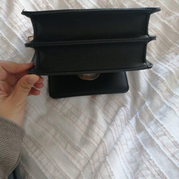 Chic Black Cross Body Purse with Chain - Picture 3 of 5